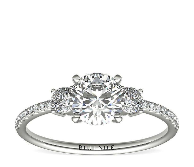 платиновое обручальное кольцо с тремя камнями, овальными бриллиантами и обручем с паве