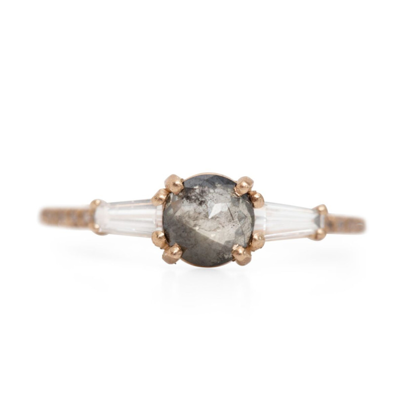 уникальное обручальное кольцо с тремя камнями, серым бриллиантом в центре и бриллиантами багетной огранки