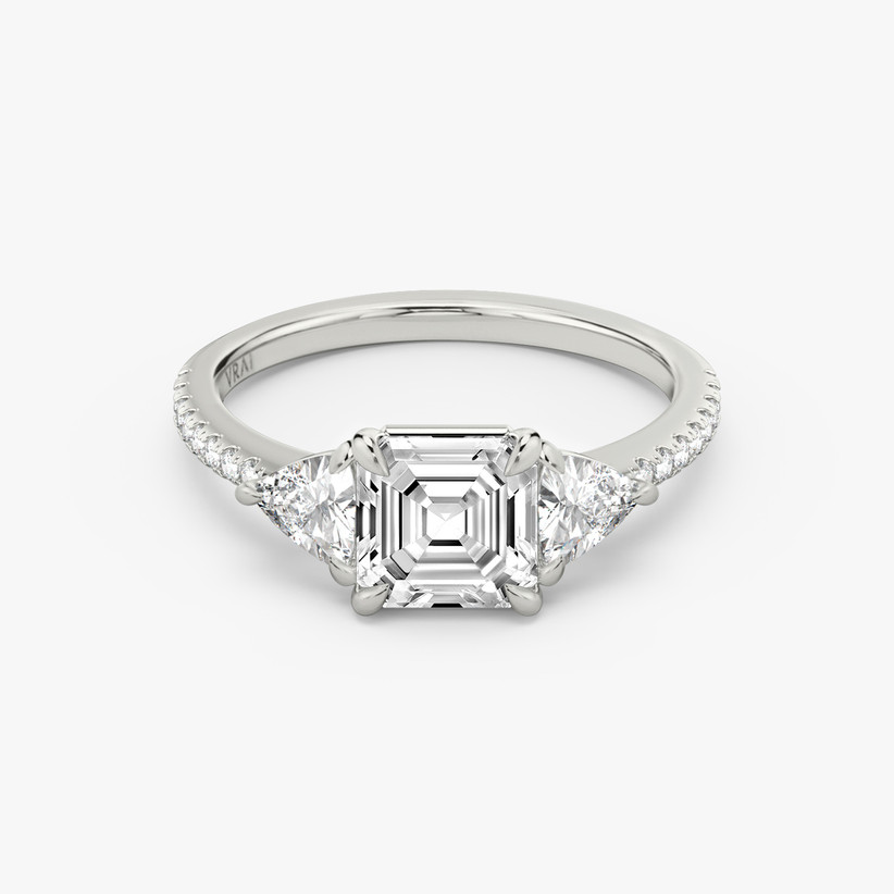 помолвочное кольцо с огранкой ашер из трех камней