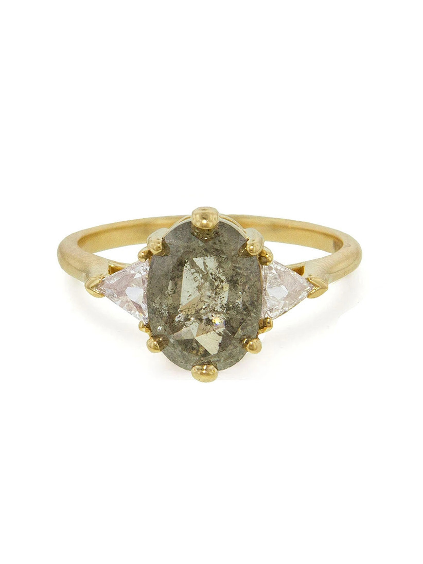 уникальное помолвочное кольцо из трех камней с овальным необработанным бриллиантом и треугольными боковыми камнями