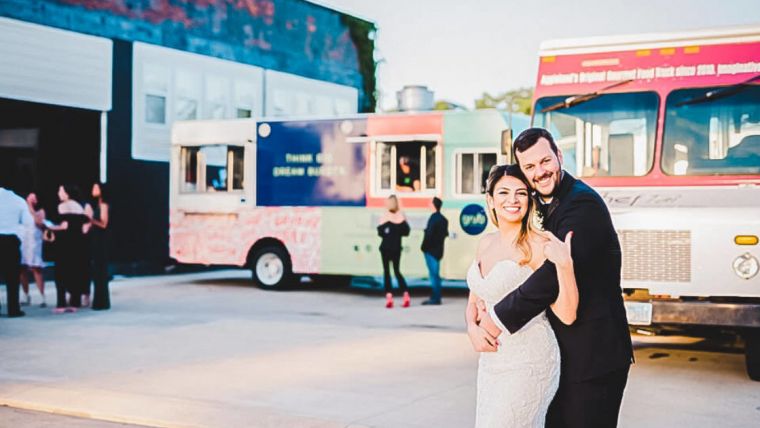Веселые свадебные идеи на грузовиках
