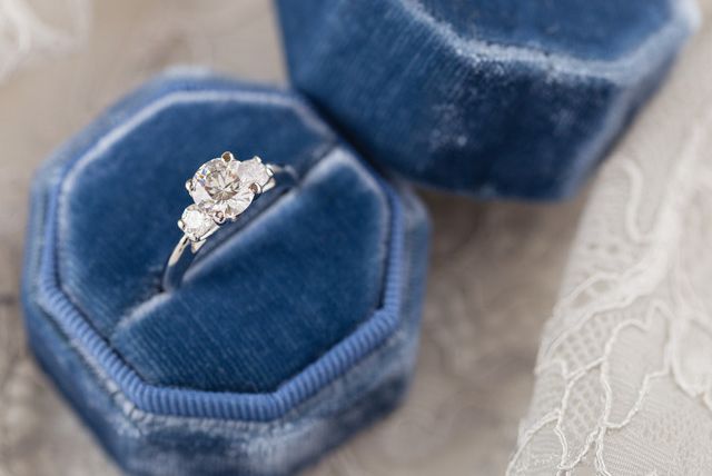 19 помолвочных колец с тремя камнями для утроения блеска