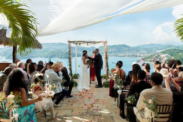 Вот что вам следует (и не следует) надевать на летнюю свадьбу в качестве гостя