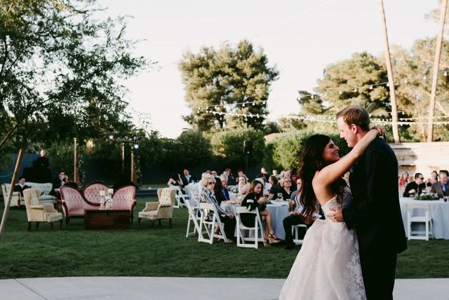 Вот почему свадебный прием в коктейльном стиле трясет