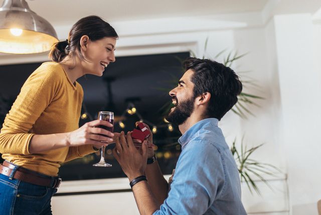 15 вещей, которые нельзя говорить сразу после помолвки