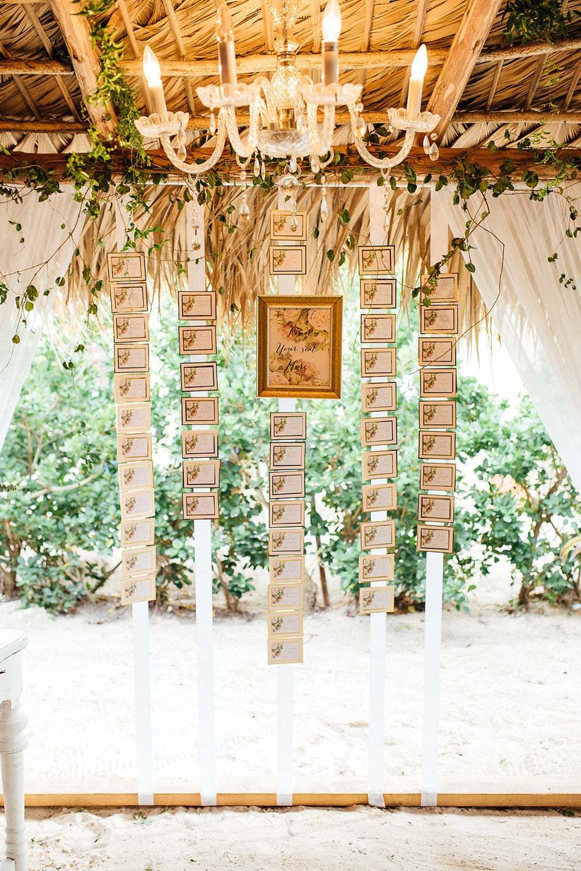 идея винтажной свадебной эскорт-карты, длинные ленты, свисающие с люстры, с прикрепленными к ним отдельными карточками