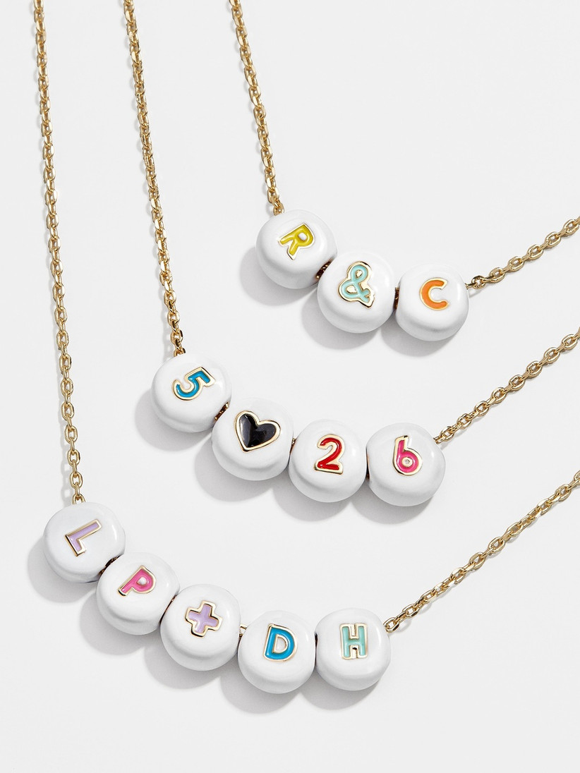 золотые ожерелья-цепочки с индивидуальными подвесками с буквами