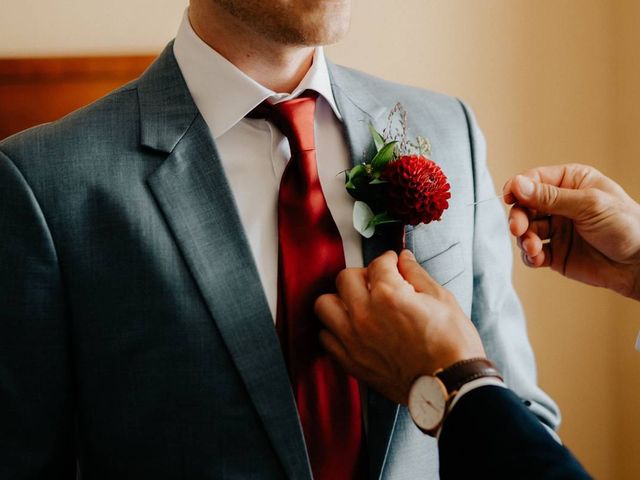 Кто надевает бутоньерку на свадьбу?