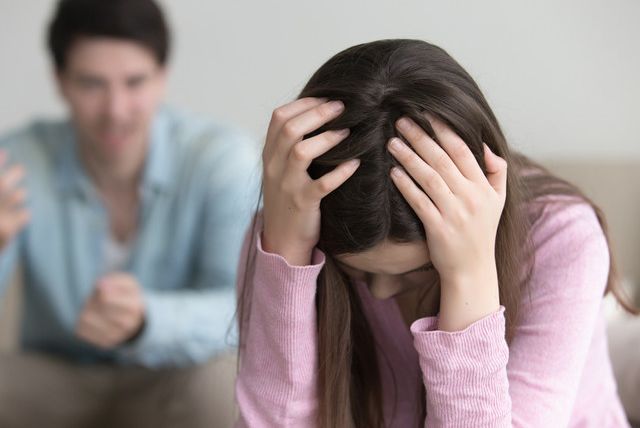 7 признаков эмоционально оскорбительных отношений и что с этим делать