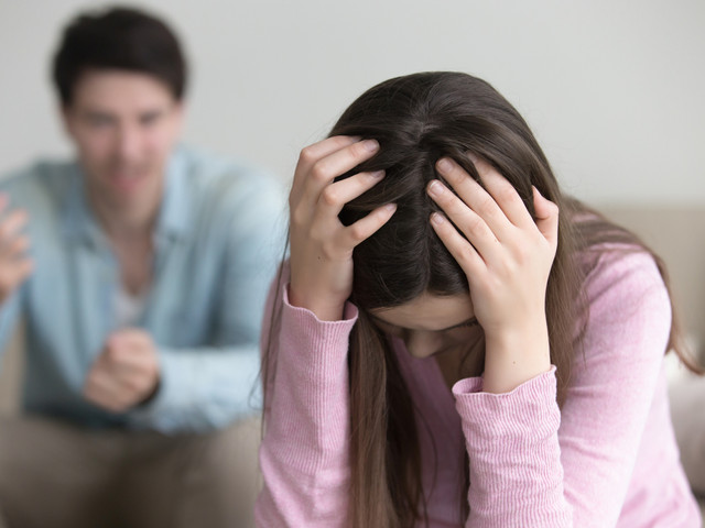 7 признаков эмоционально оскорбительных отношений и что с этим делать