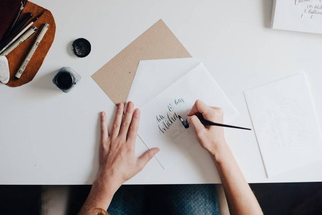 Как адресовать свадебные приглашения, чтобы никого не обидеть
