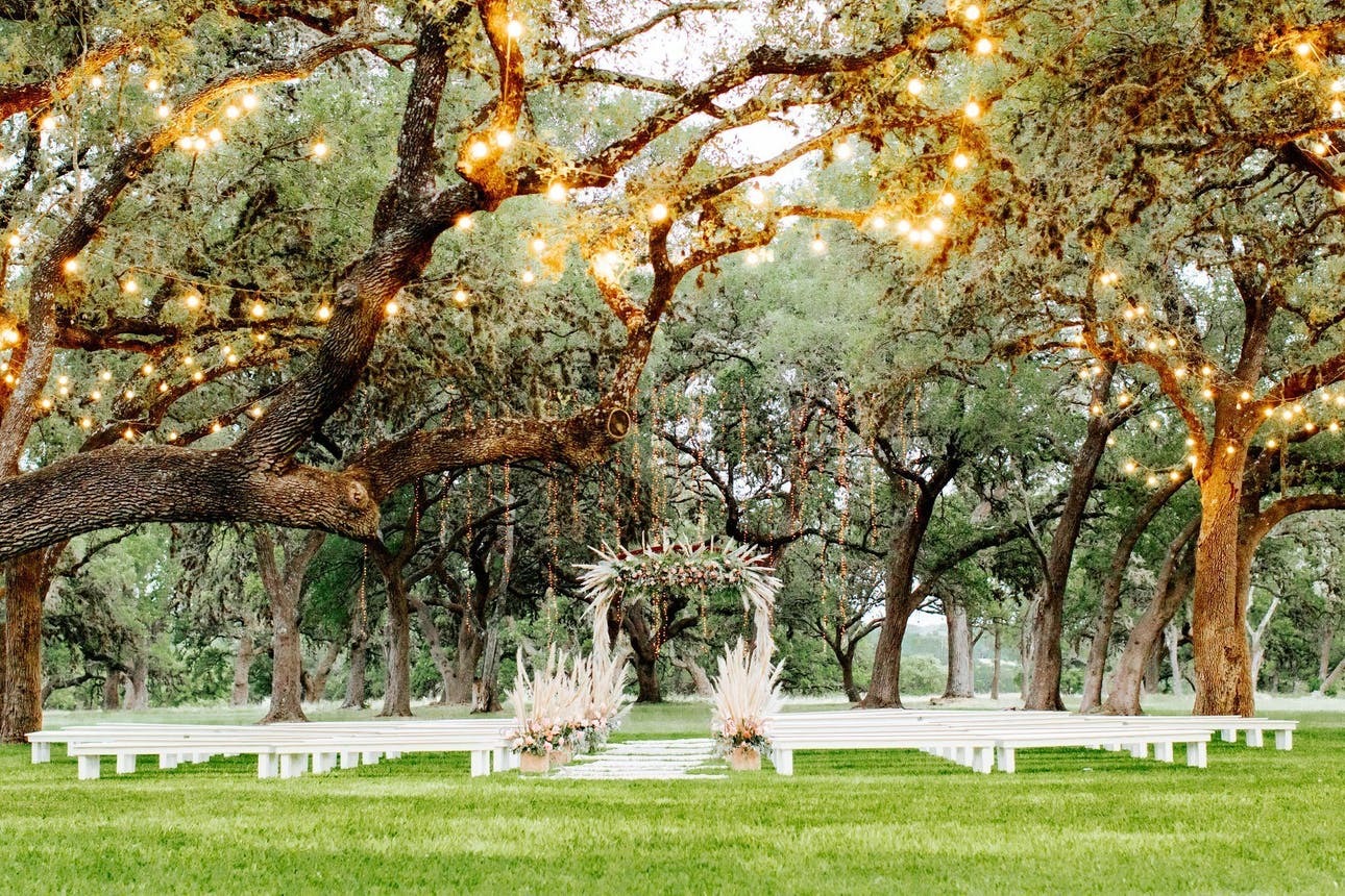 How to pick a venue for your wedding | Outdoor ceremony at The Oaks at Boerne