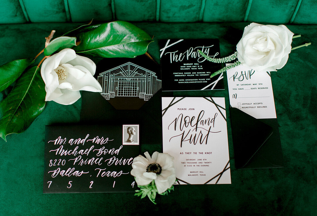 Черно-белый набор свадебных приглашений со смелой типографикой