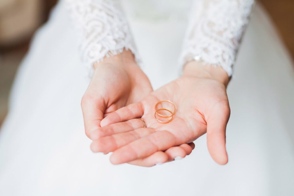 невеста держит обручальные кольца