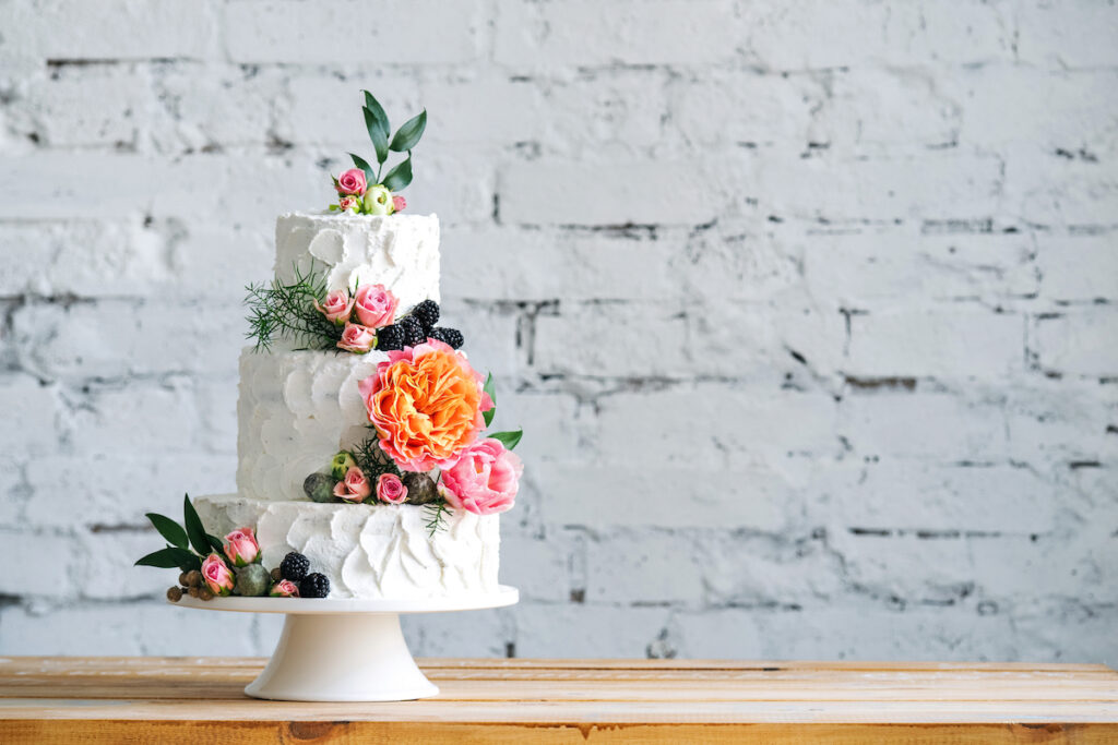 10 вопросов к кондитерскому торту с сезонными цветами