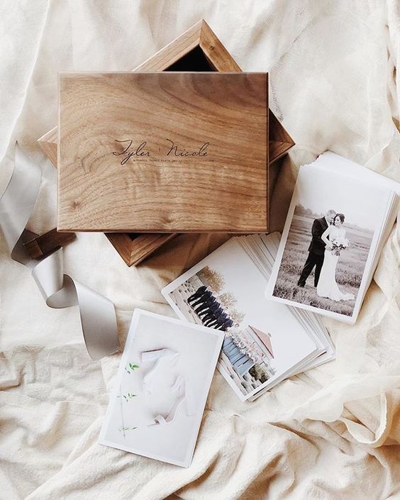 Свадебные фотографии в деревянном ящике