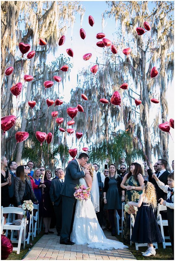 гости на свадьбе отпускают воздушные шарики после свадьбы