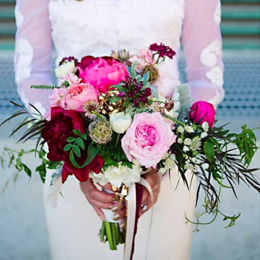 Свадебный букет из розовых цветов - фото 14