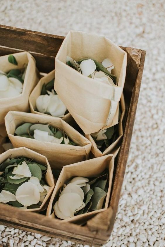 мешочки с листьями эвкалипта, чтобы посыпать жениха и невесту