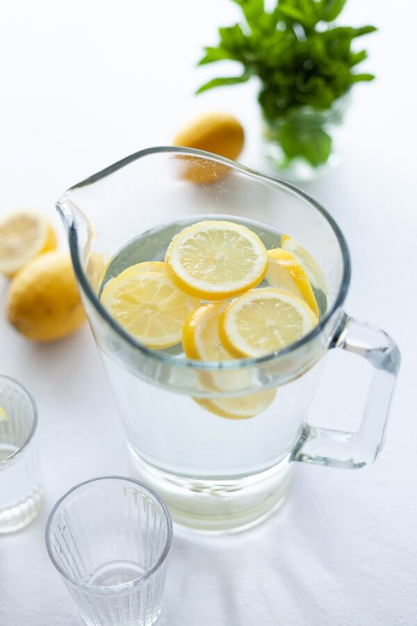 кувшин с водой и лимон