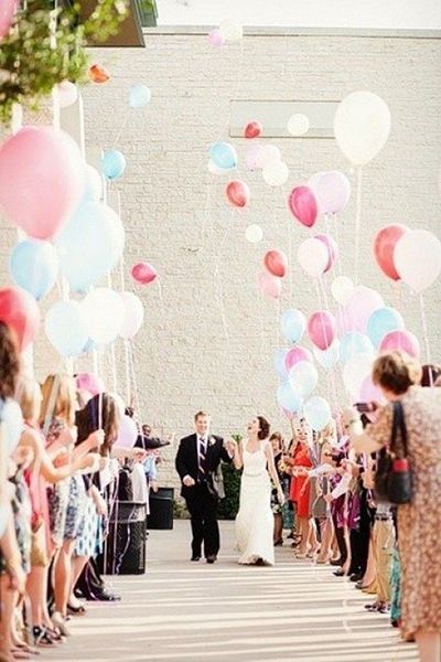 разноцветные воздушные шары на свадебной церемонии