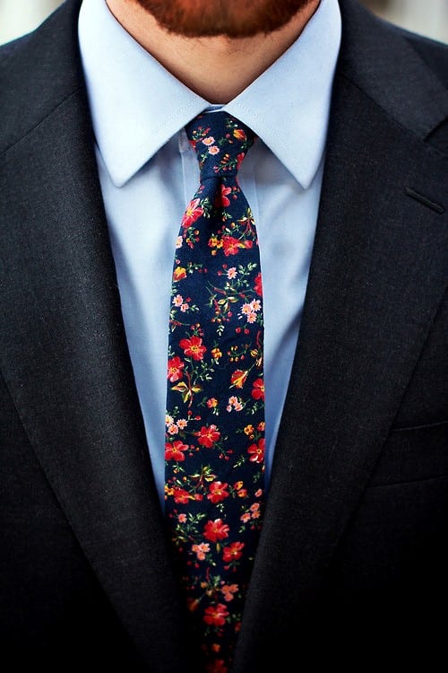 Романтические цветочные узоры на галстуке.  Фото  Красавчики.tumblr.com