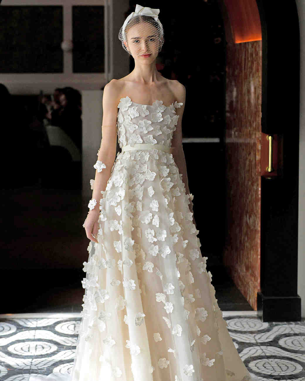 свадебное платье с 3д цветами 