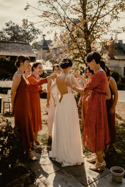 Свадьба в Domaine Launay Chauvel недалеко от Ренна в Бретани - Фото: Medhi Hemart - Свадебный блог: Босоногая невеста