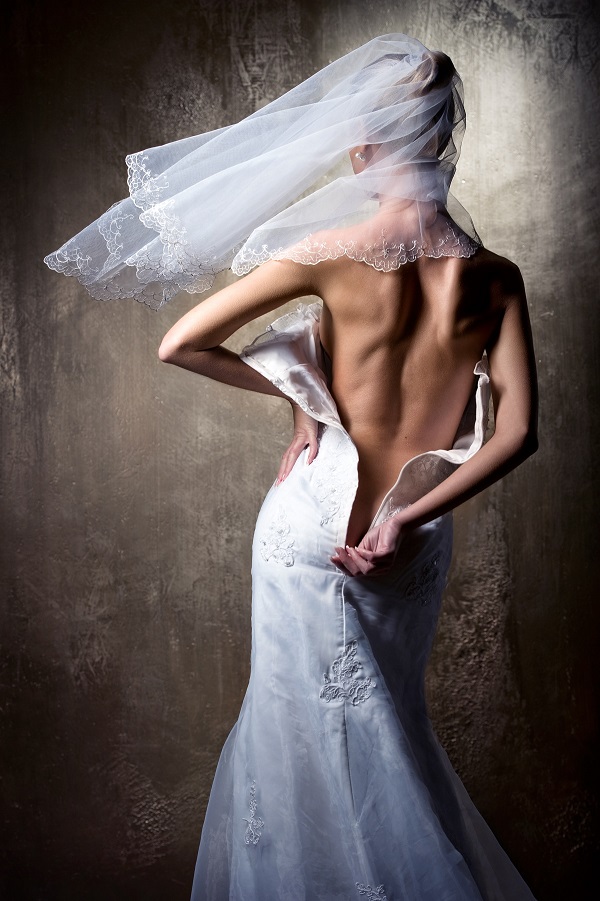 Невеста с расстегнутым корсетом