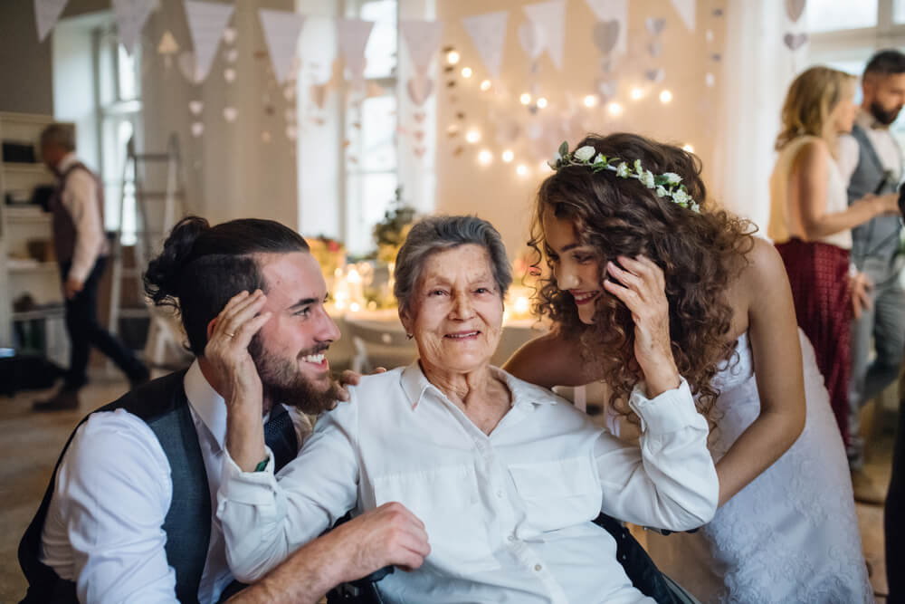 молодая пара с бабушкой и дедушкой на свадьбе