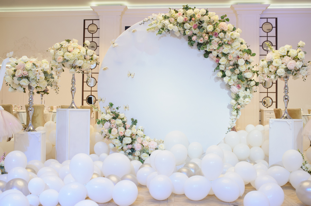 воздушные шары в декоре пола на свадьбе
