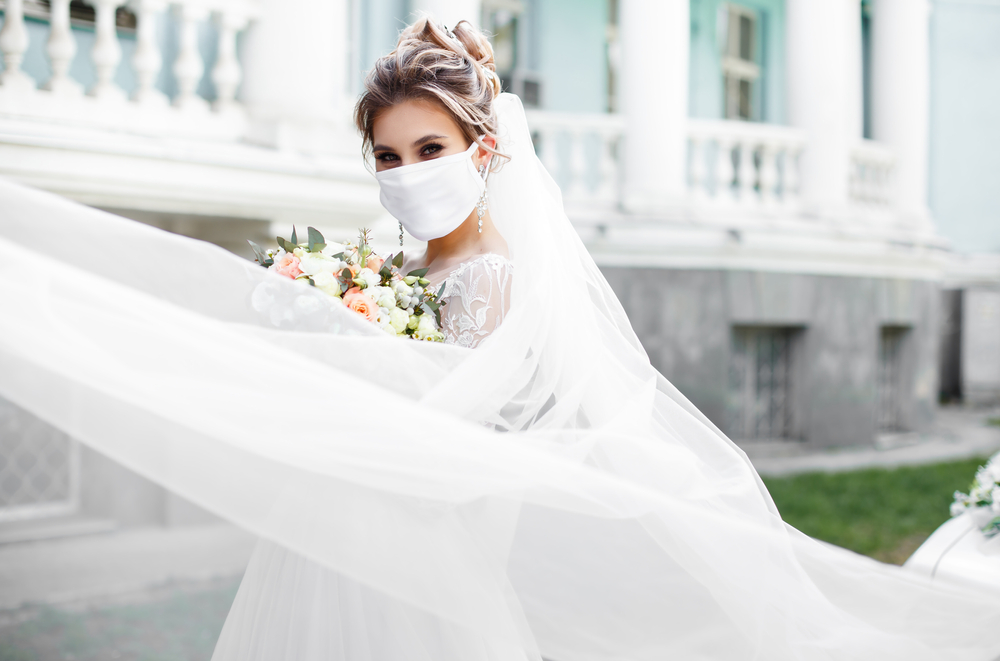 невеста в защитной маске
