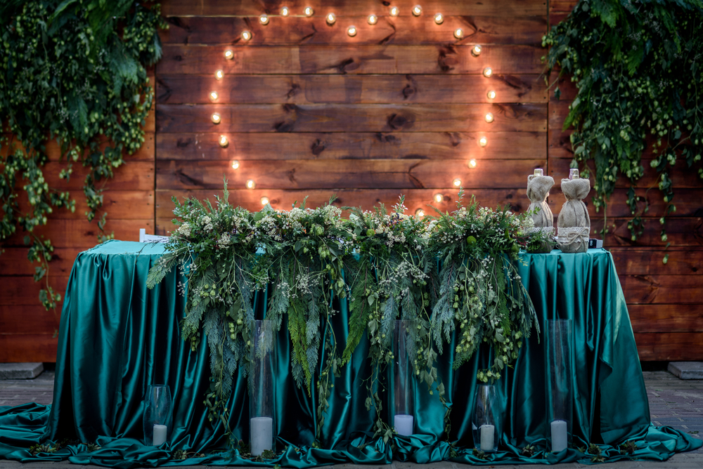 стол жениха и невесты со светильниками на стене