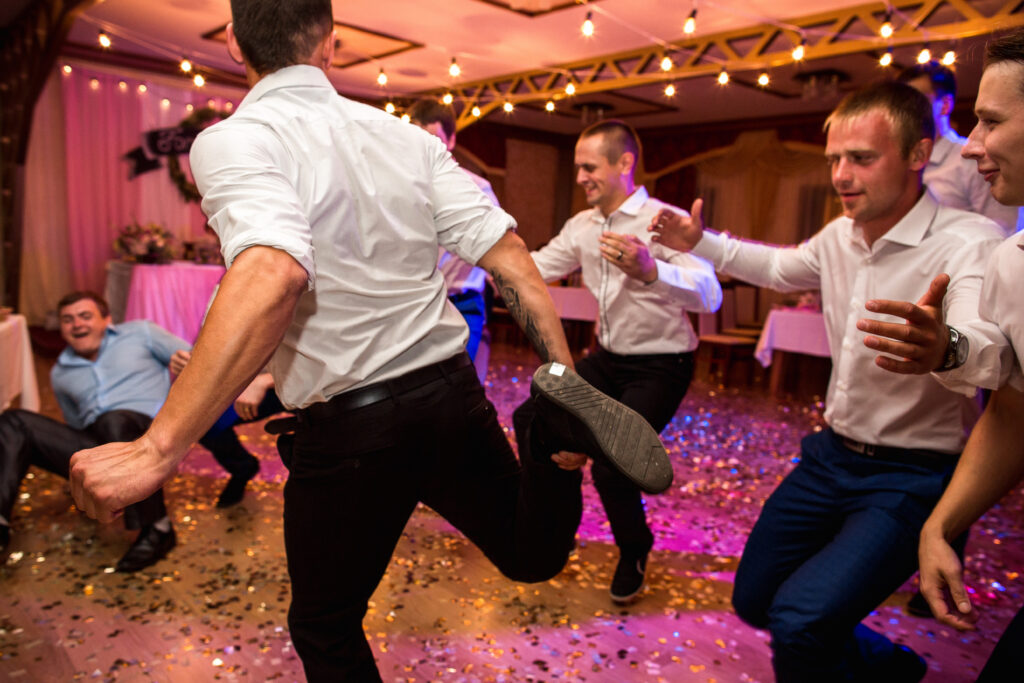 Гости на свадьбе танцуют под хиты из свадебного плейлиста