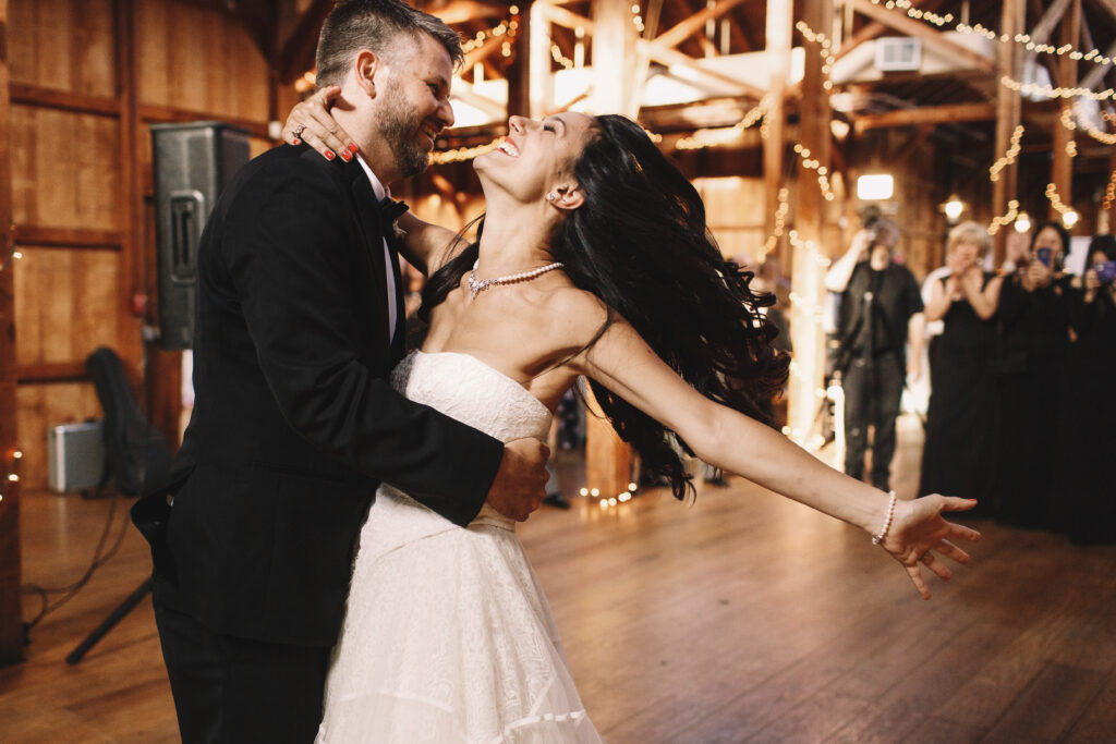 Жених и невеста танцуют на танцполе под свадебные хиты.