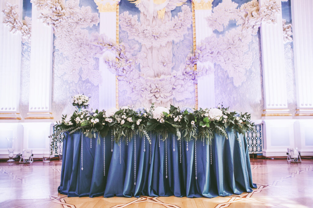 Бумажные украшения над столом жениха и невесты