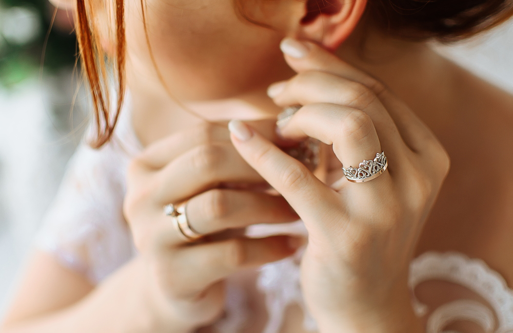 Невеста носит кольцо, сочетающее серебро и золото. 