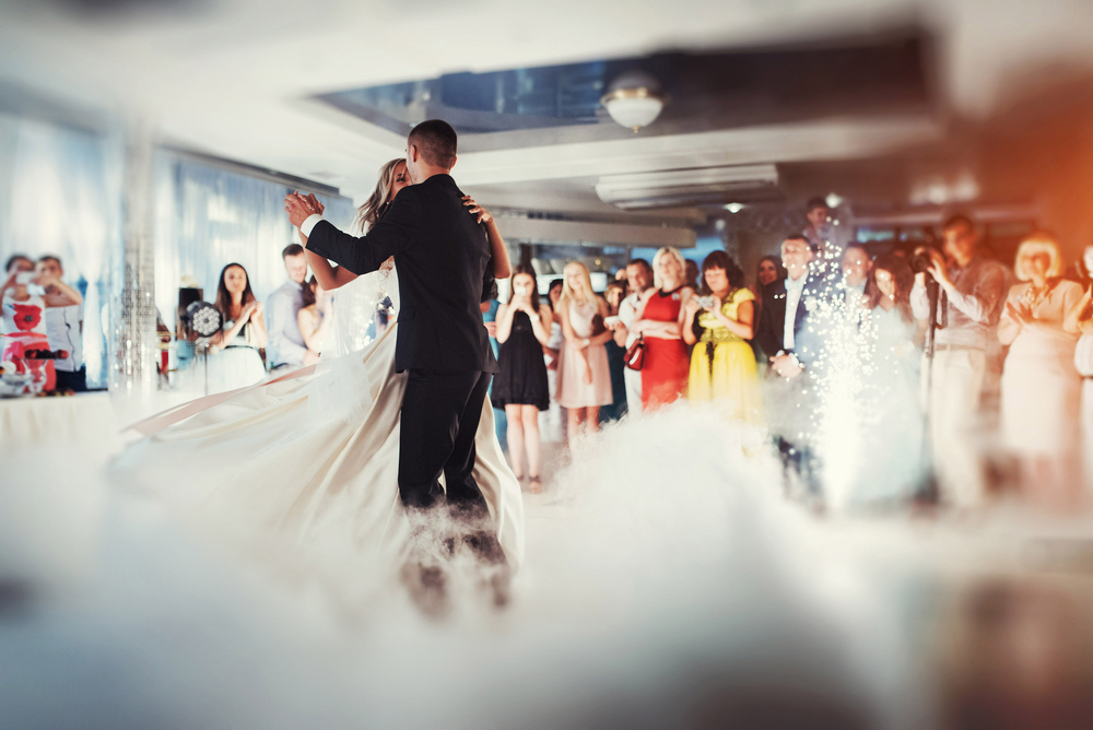 дым, украшающий первый танец жениха и невесты