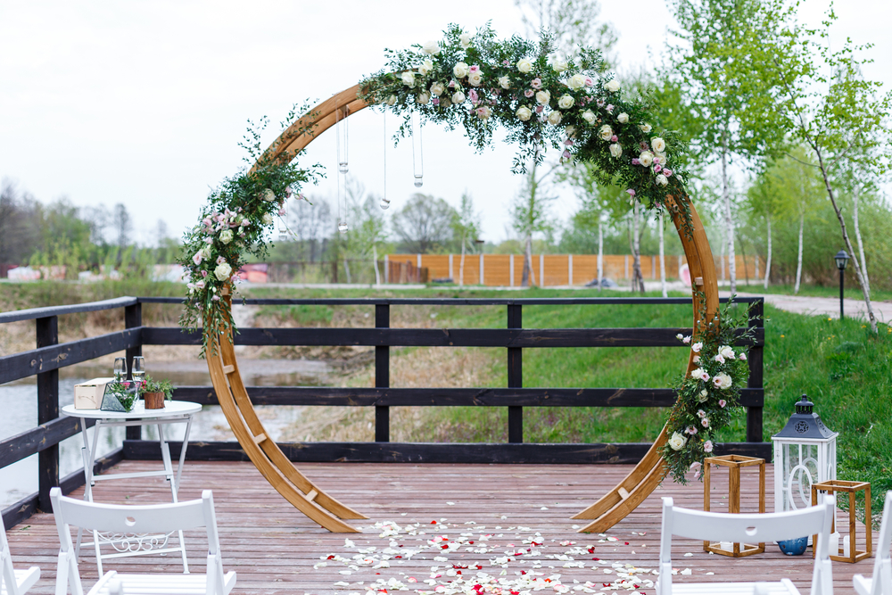 свадебные ворота, украшенные цветами