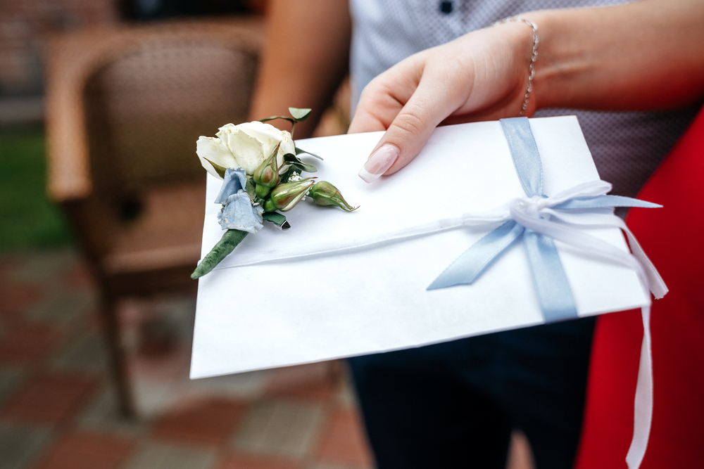 конверт своими руками с подарком на свадьбу